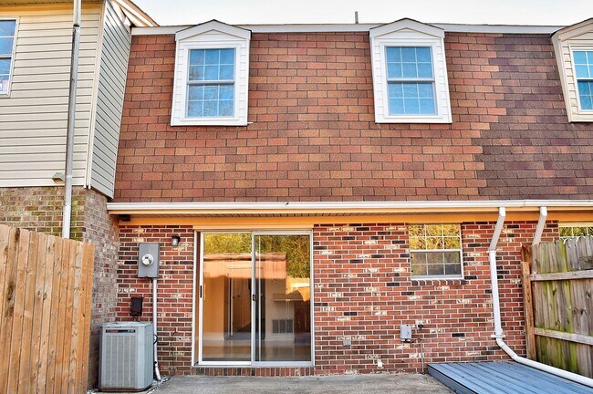 Building Photo - TOWNHOME FOR RENT - HAMPTON!