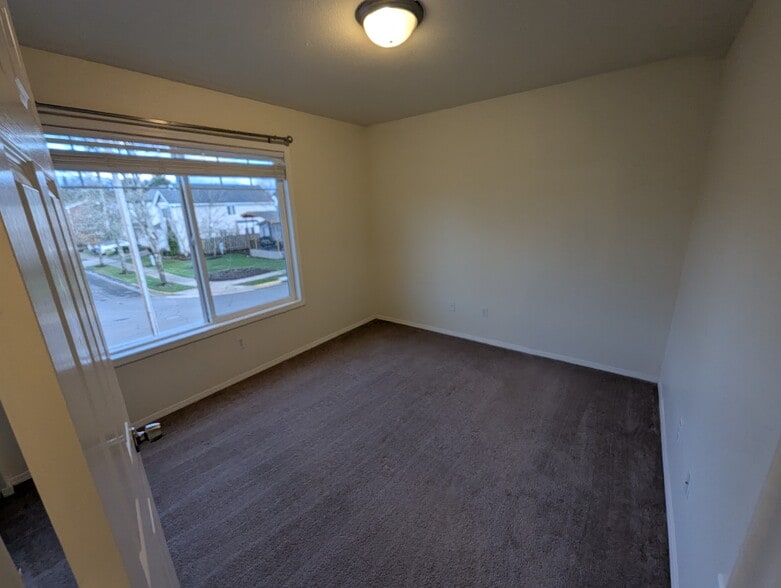 Building Photo - 3144 SE Sternwheeler Dr