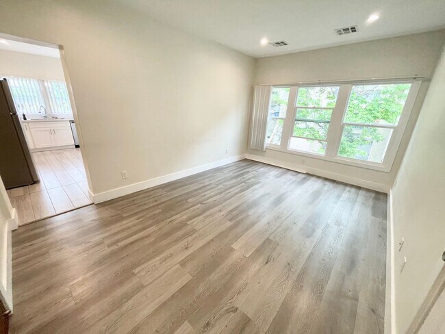 Building Photo - ***1 Bed 1 Bath apartment in the most desirable part of Pasadena***