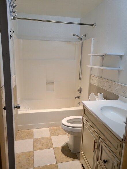 Building Photo - 500 1/2 Defoe St