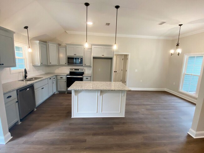 Building Photo - 4 bedrooms, 2 baths in Hahira/North Lowndes County. Fenced in Backyard! LVP THROUGHOUT!