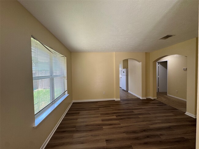 Building Photo - 20711 Sycamore Wood Dr