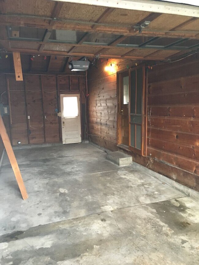 Building Photo - 704 N High St