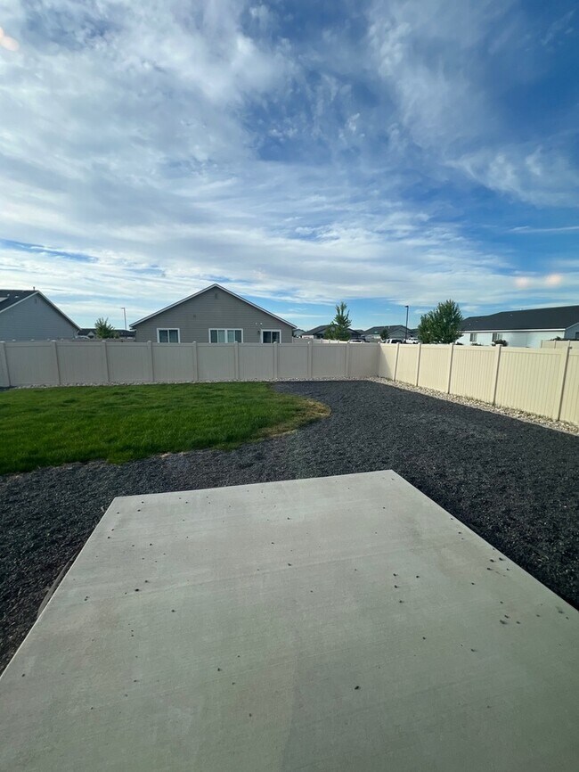 Building Photo - 3 Bed 2 Bath Nampa!