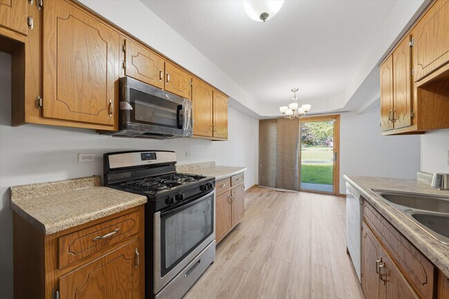 Building Photo - 16051 Laurel Dr