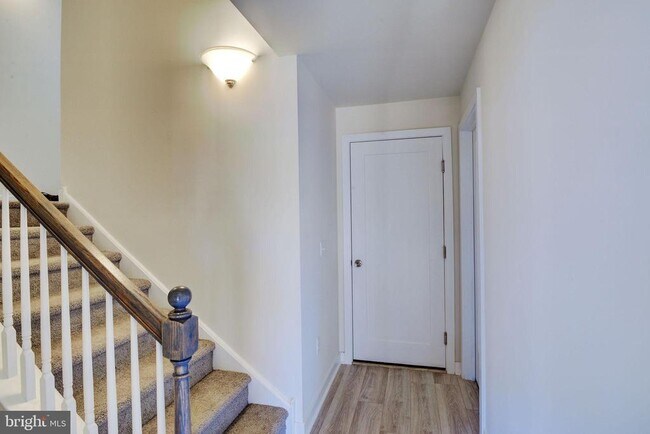 Building Photo - 29 Independence Ct