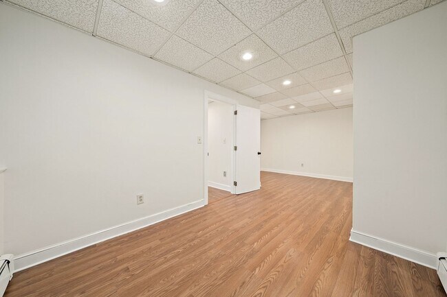 Building Photo - 11 Suban Pl