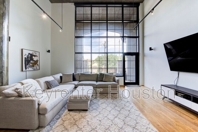 Building Photo - 1005 S Shepherd Dr