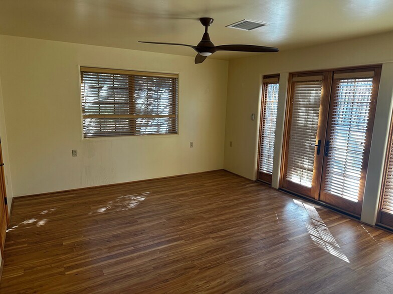 Large master bedroom w/ ensuite bath, large walk-in closet, and sitting deck. - 501 Rio Grande Ave