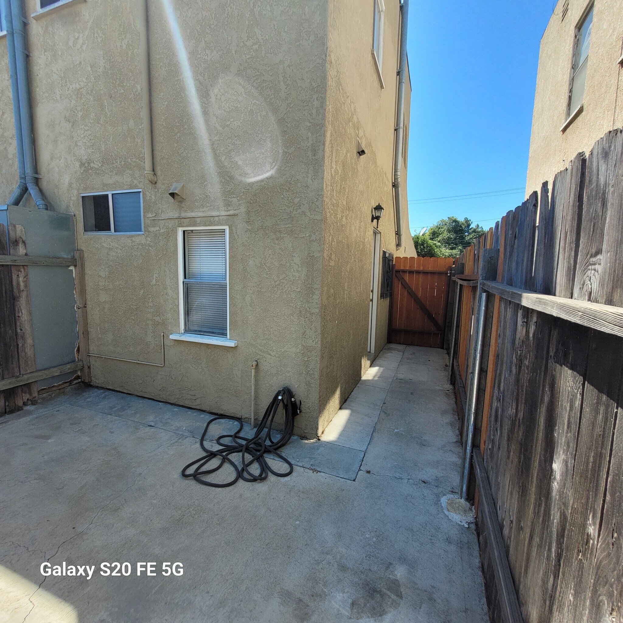 Side yard - 1422 Orizaba Ave