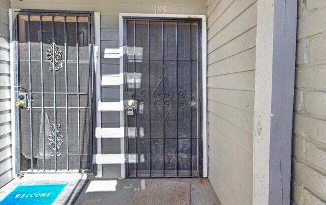 Building Photo - 12500 Sandpiper Dr