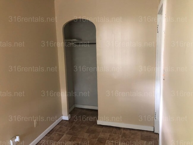Building Photo - $875 - 2 bed 1 bath - Single Family Home