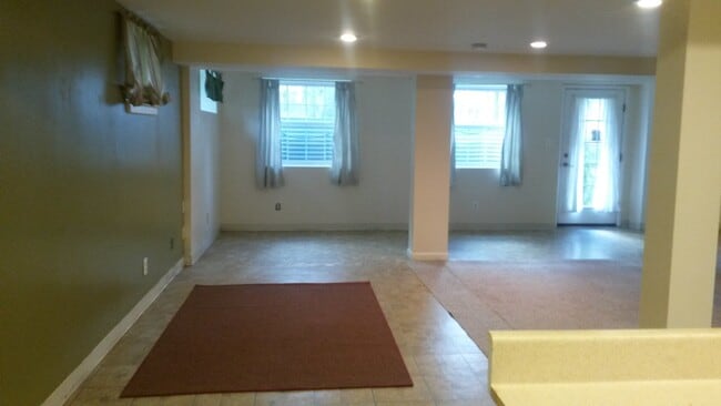 Building Photo - 702 Plum St SW