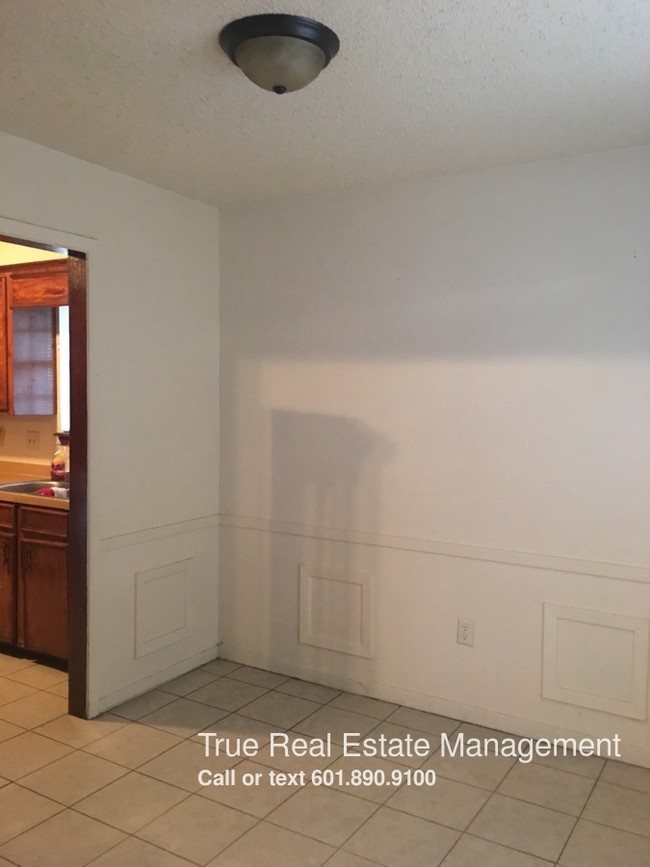 Building Photo - 4827 Cottonwood Ln