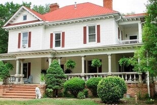 Building Photo - 1705 Trail Rd