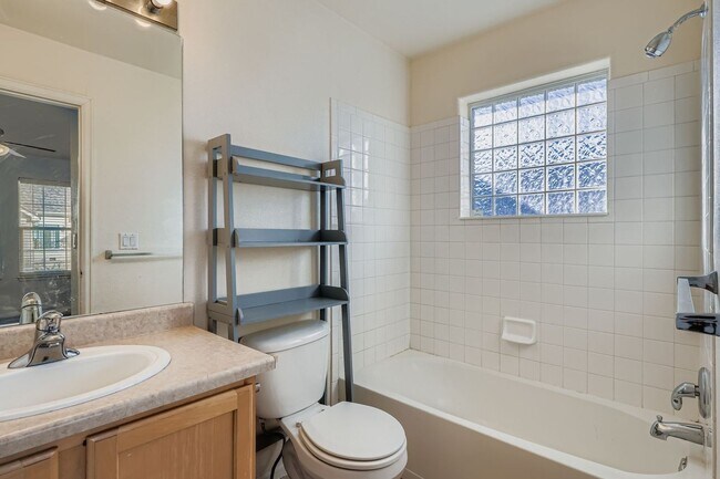 Building Photo - Spacious 3-Bedroom Townhome in Prime Denve...