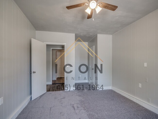 Building Photo - 320 E Cedar Ln