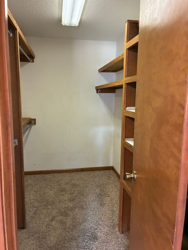 Building Photo - River Oaks Commons Condo 2 bedroom Plus Office and Garage