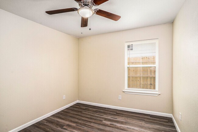 Building Photo - Updated 3/1 with Granite Counter Tops and Refrigerator Included!