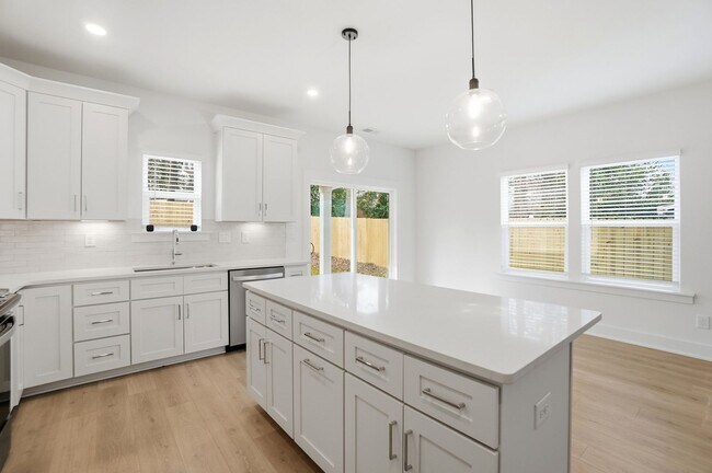 Building Photo - New Construction Townhome Minutes from Uptown