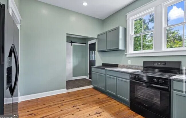 Building Photo - 657 E Henry St