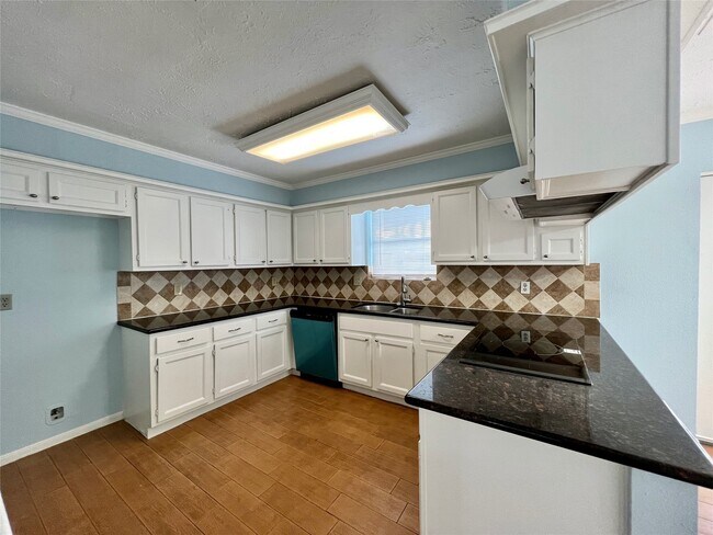 Building Photo - 21339 Park Mt Dr