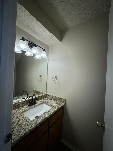 Building Photo - 1227 Dallas Dr