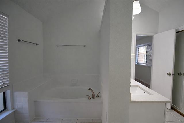 Building Photo - 2035 Lansdown Dr