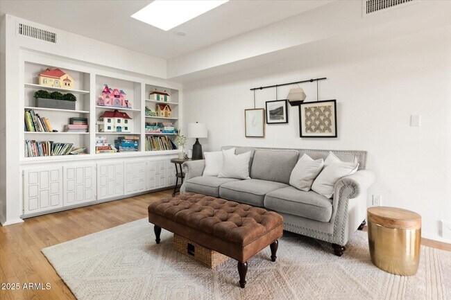 Building Photo - 1025 E Morten Ave