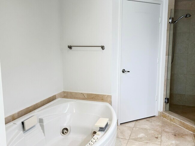 Building Photo - 16275 Collins Ave