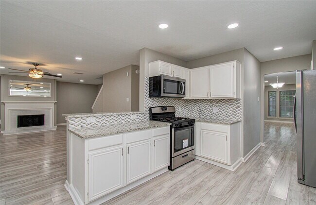 Building Photo - Village Park Drive, Missouri City, TX 77489 - 5 BR 2.5 BA single-family home