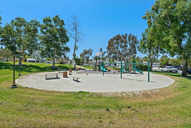 Building Photo - Charming Townhome in Turtle Rock