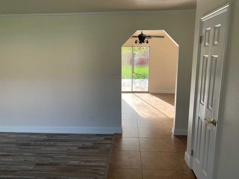 Building Photo - 1743 W Green Valley Ln