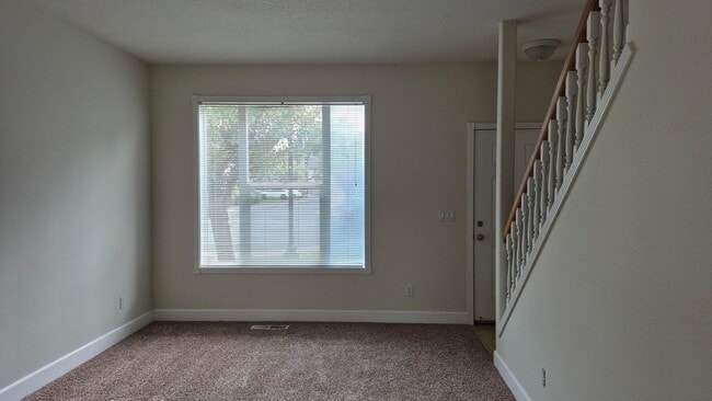 Building Photo - 3 Bedroom 2.5 Bath Town-Home in Gresham ne...