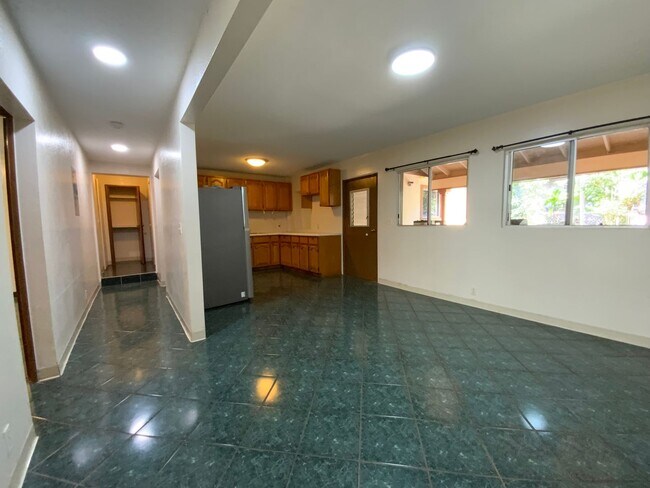 Building Photo - T1171