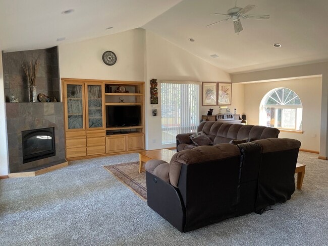 Building Photo - Beautiful 2 bedroom home with expansive li...