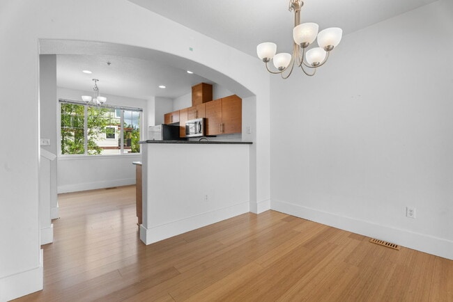 Building Photo - Spacious 3-Level Townhome for Rent in Prime Location