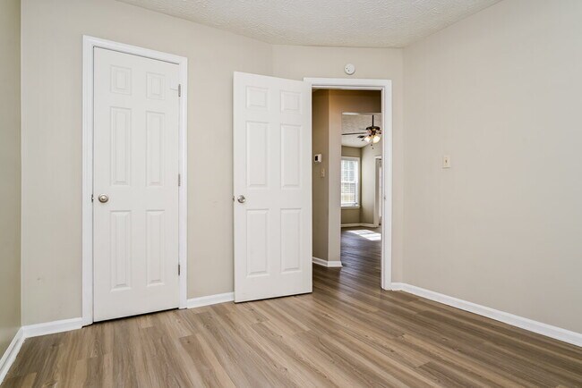 Building Photo - 270 Lazy Hollow Ln