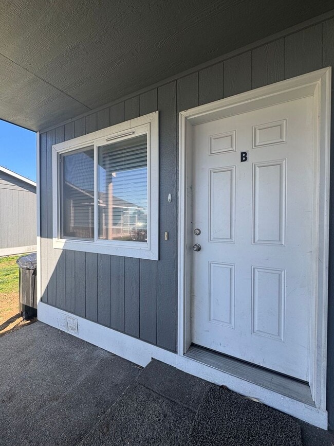 Building Photo - 907 E White Birch Ave