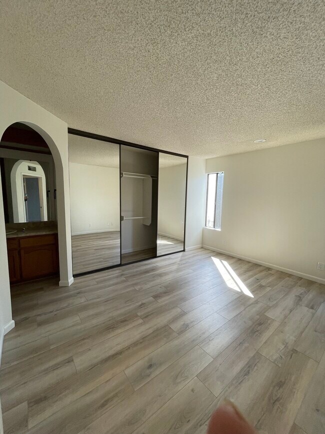 Building Photo - 6033 Estelle St