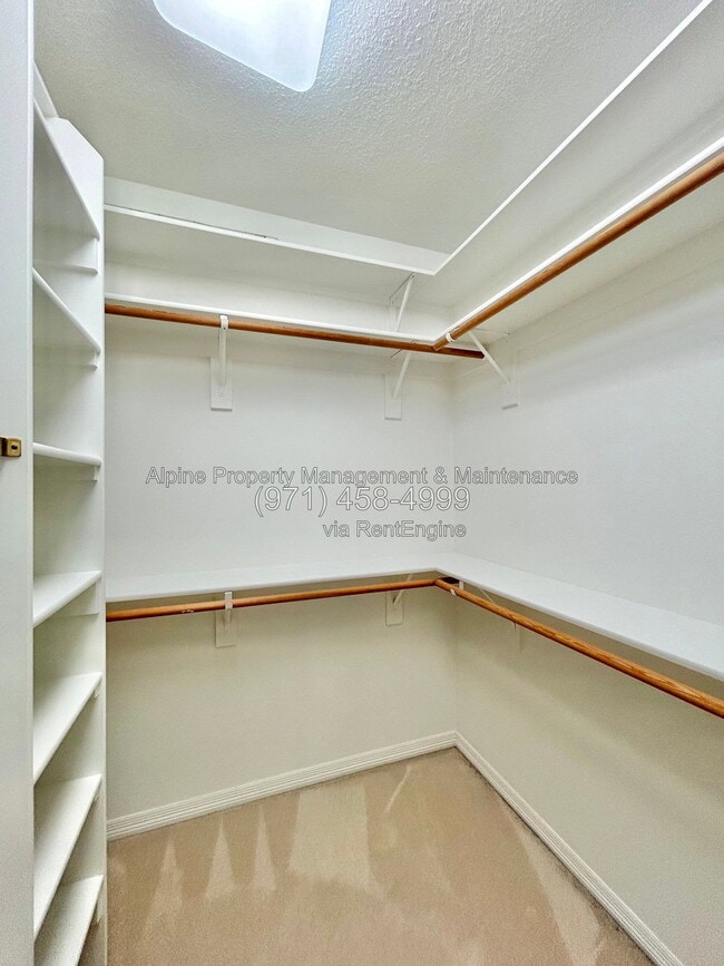 Building Photo - 820 NW Pebble Beach Way