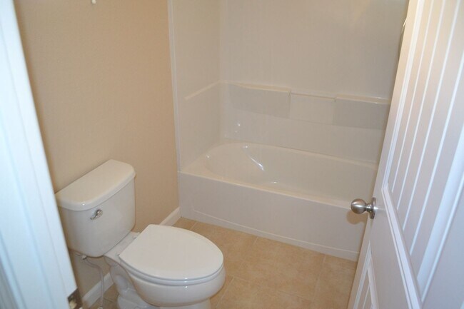 Building Photo - Beautiful 3 bedroom home available in Sout...