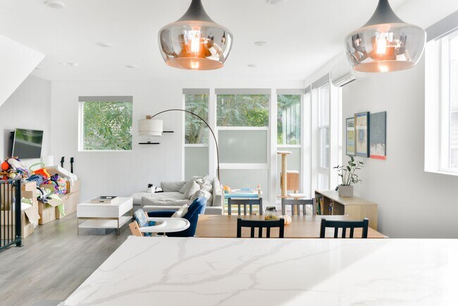 Building Photo - Modern 3 bed/ 2.5 bath townhome in Ballard!