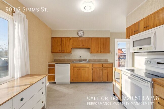 Building Photo - 903 S Simms St