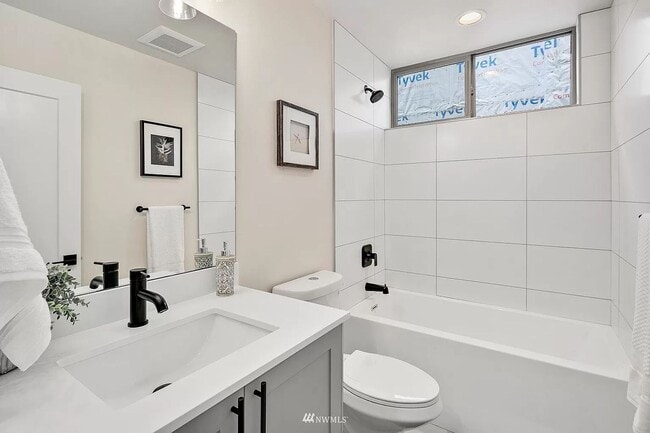 Building Photo - 3 year old Crown Hill townhome