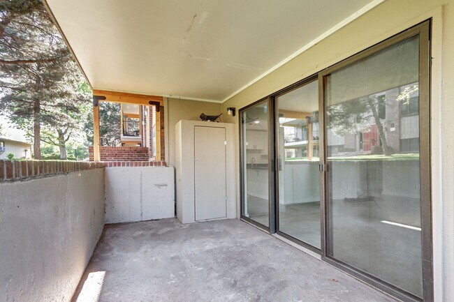 Building Photo - Updated 2 Bedroom 2 Bath Condo With Pool A...