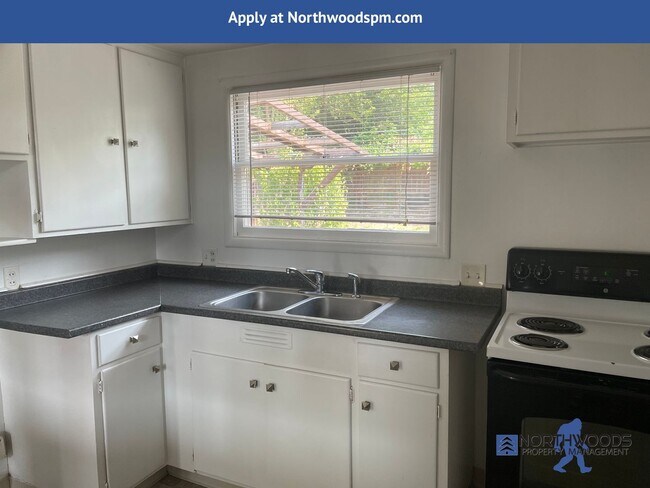 Building Photo - 3 Bedroom Charming House, located on quiet street off cul-de-sac.