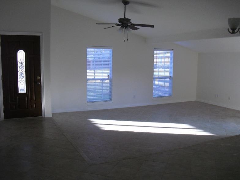 Building Photo - 541 Shadowcrest Ln