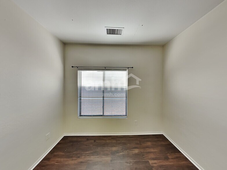 Building Photo - 10363 E Juanita Ave