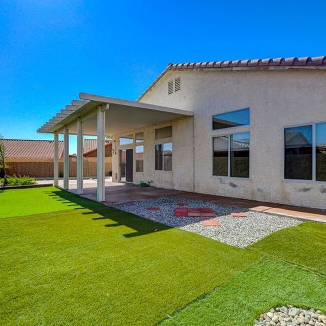 Building Photo - Single story home. NO HOA!